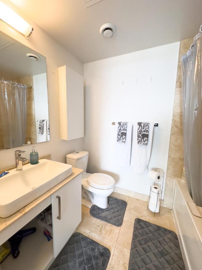 Luxury 2 Bedrooms With Lakeview Cn Tower Entertainment District Rogers Centre Toronto Bagian luar foto