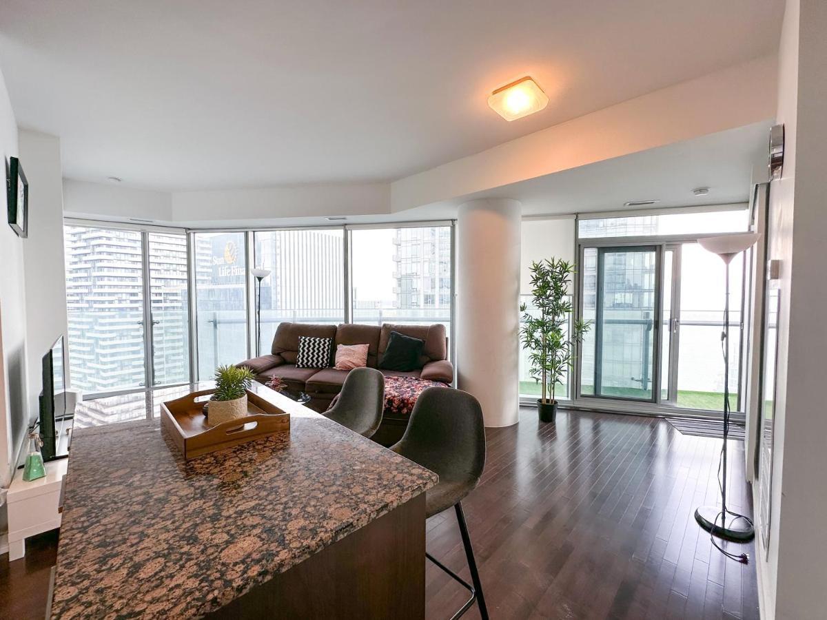 Luxury 2 Bedrooms With Lakeview Cn Tower Entertainment District Rogers Centre Toronto Bagian luar foto