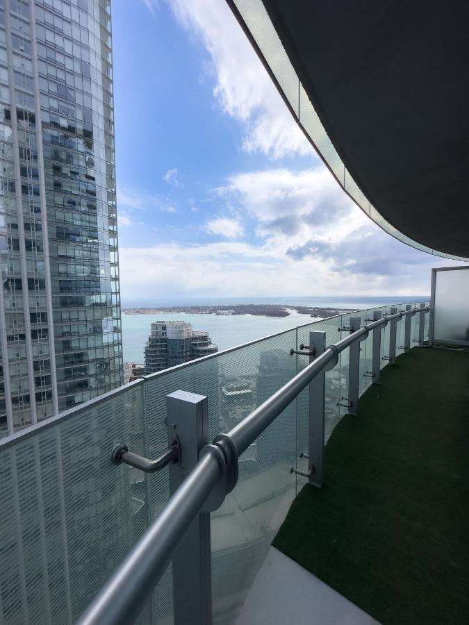 Luxury 2 Bedrooms With Lakeview Cn Tower Entertainment District Rogers Centre Toronto Bagian luar foto