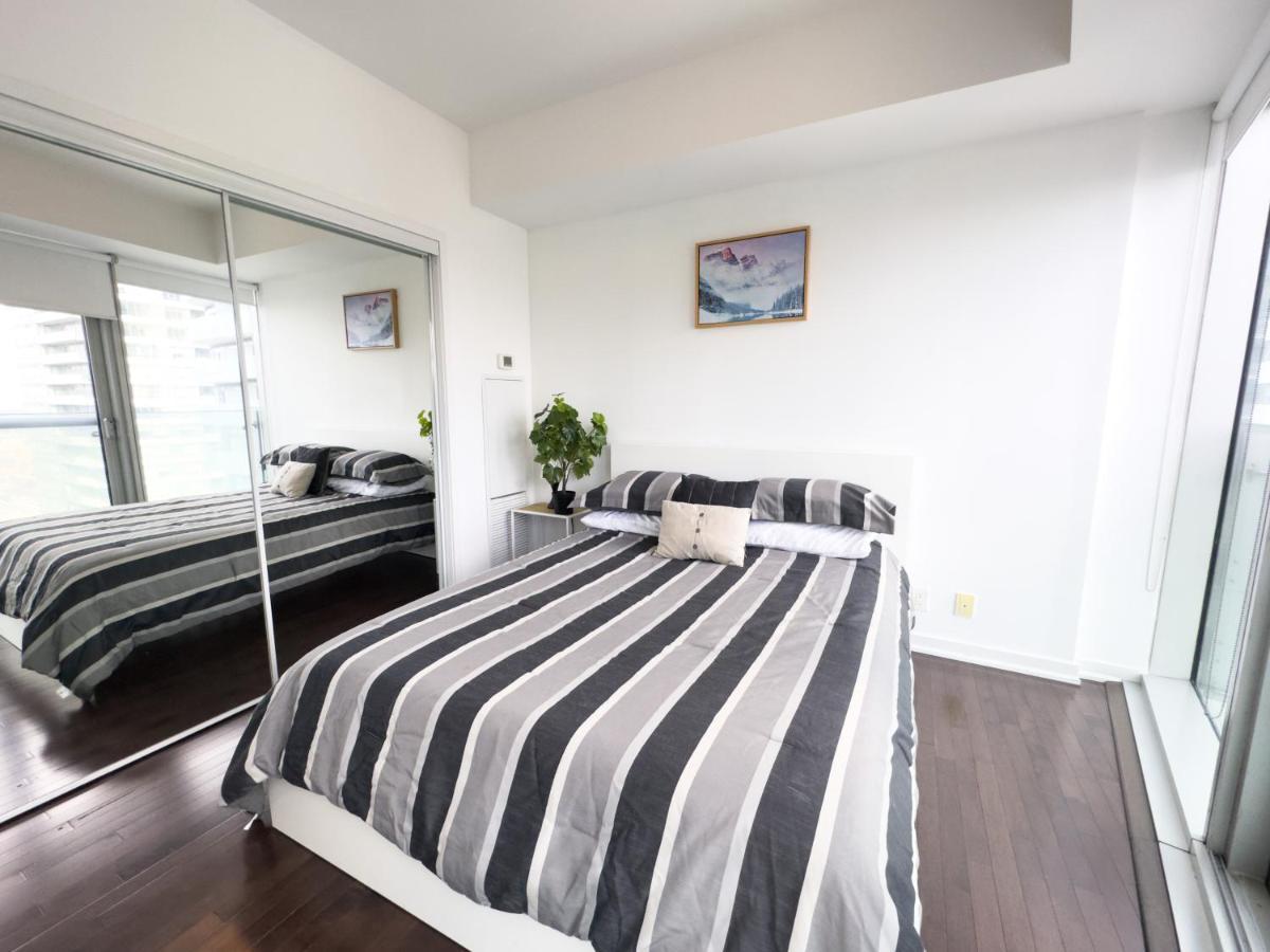 Luxury 2 Bedrooms With Lakeview Cn Tower Entertainment District Rogers Centre Toronto Bagian luar foto