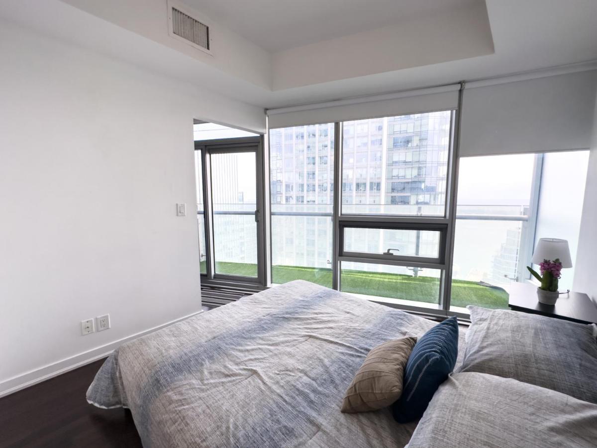 Luxury 2 Bedrooms With Lakeview Cn Tower Entertainment District Rogers Centre Toronto Bagian luar foto