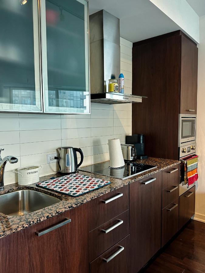 Luxury 2 Bedrooms With Lakeview Cn Tower Entertainment District Rogers Centre Toronto Bagian luar foto